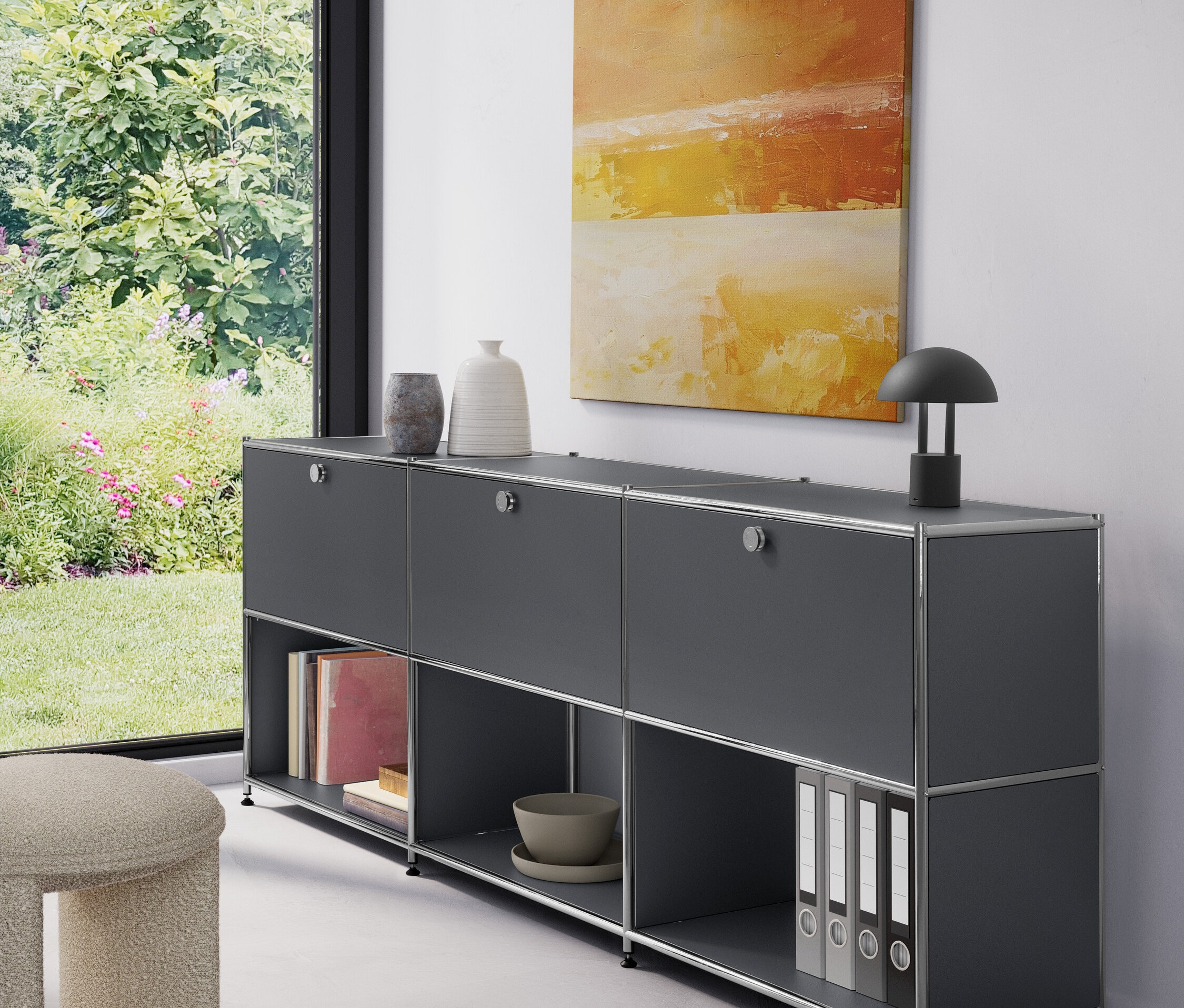 Szara metalowa szafka typu sideboard »CN3« z 3 przegródkami i stołek tapicerowany.