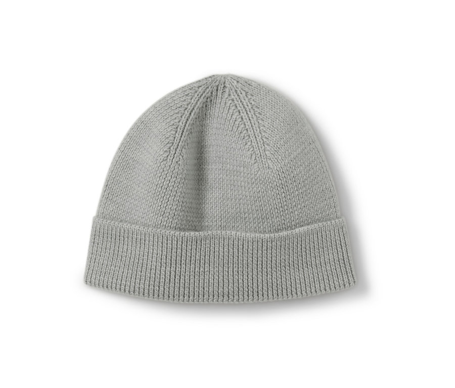 Szara czapka wełniana.