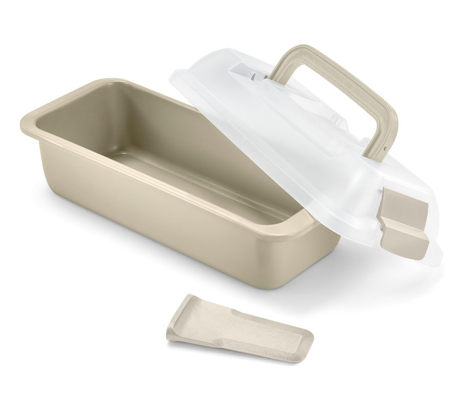 Prostokątna forma do pieczenia z częściowo otwartą pokrywką do transportu.