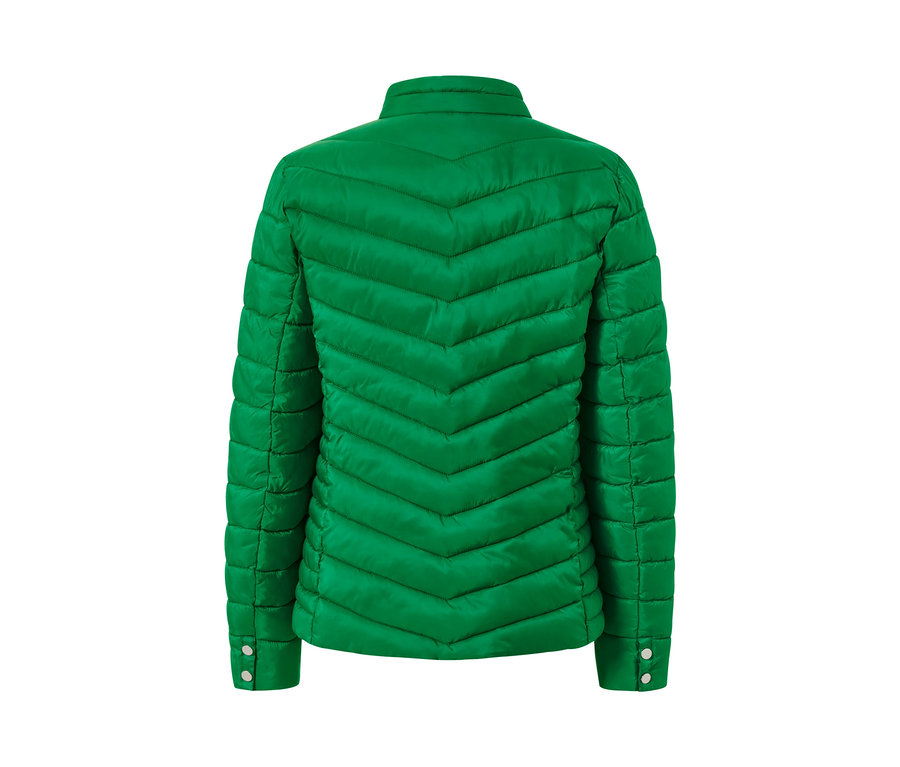 Widok z tyłu pikowanej kurtki.