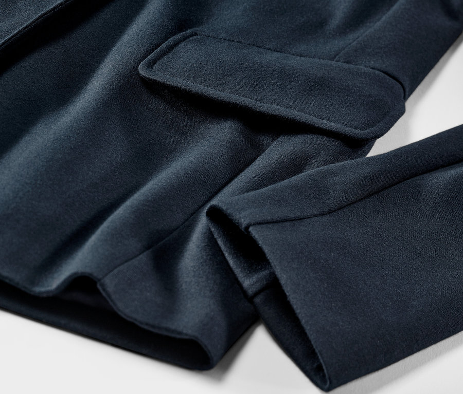 Zbliżenie na żakiet z dżerseju.