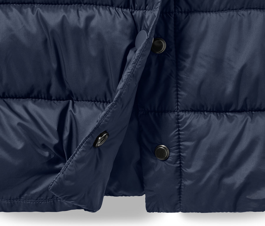 Szczegółowy widok granatowego płaszcza pikowanego z kapturem, zapinanego na guziki.