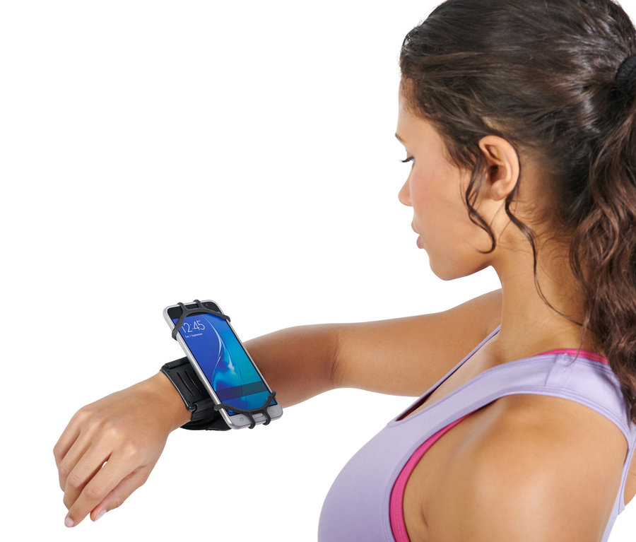Kobieta ze sportową opaską na smartfon na ramieniu.