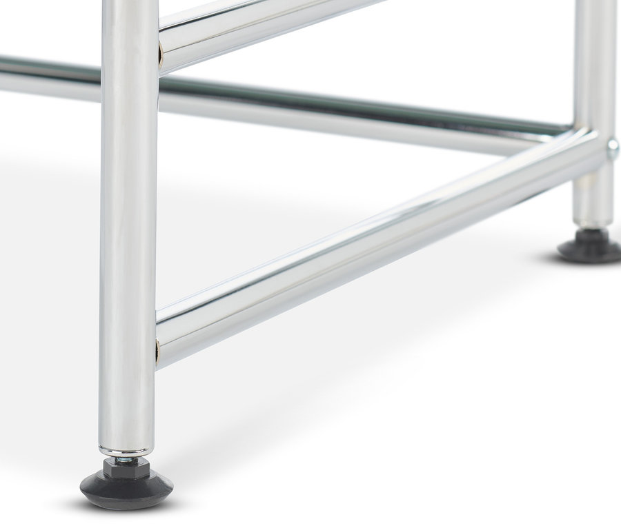 Szczegół chromowanej nogi stołu.