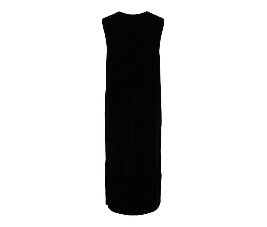 Czarna sukienka z prążkowanej dzianiny.