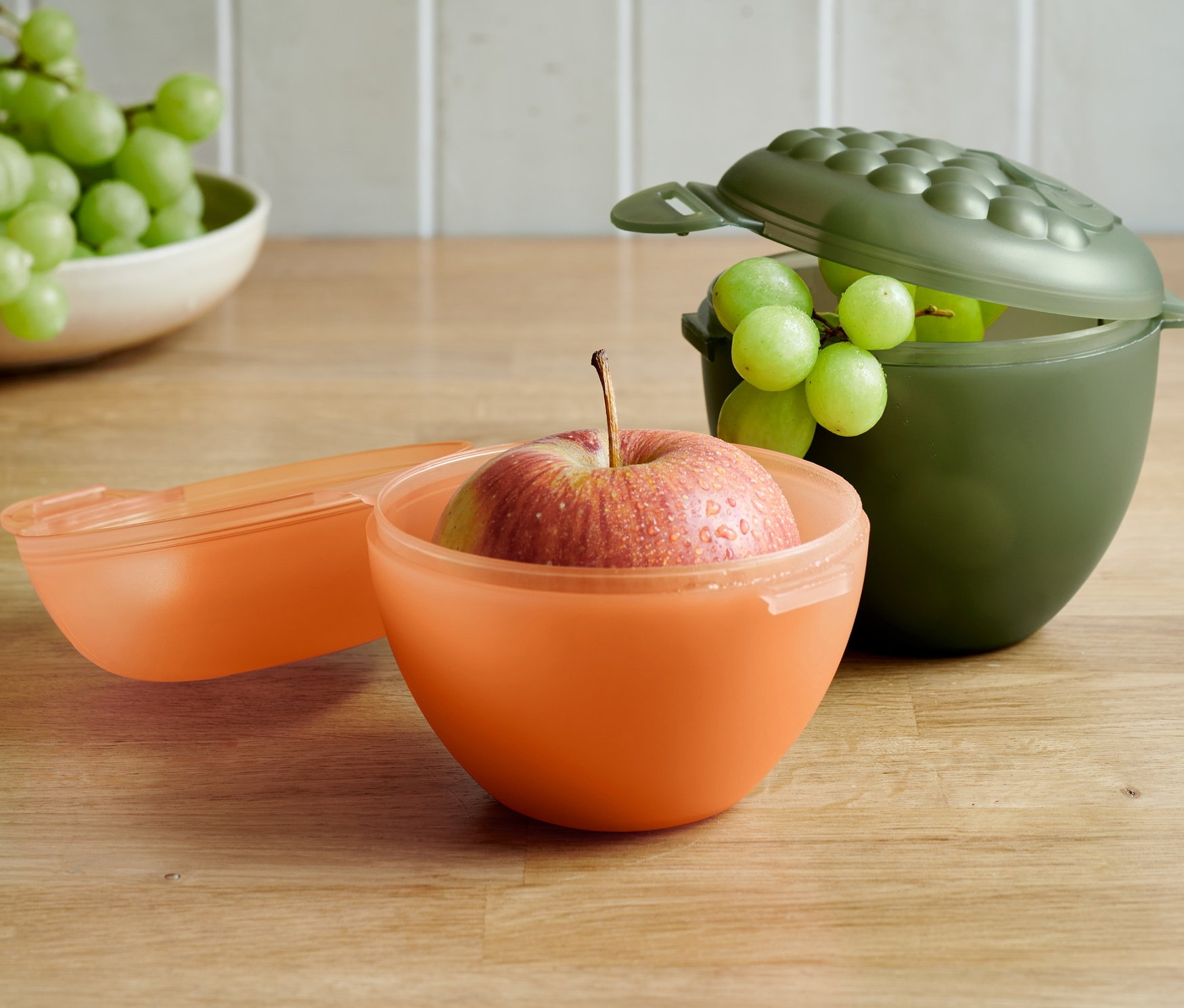 Jabłko w pomarańczowym i winogrona w oliwkowozielonym pudełku na jabłko i na winogrona – zestaw.