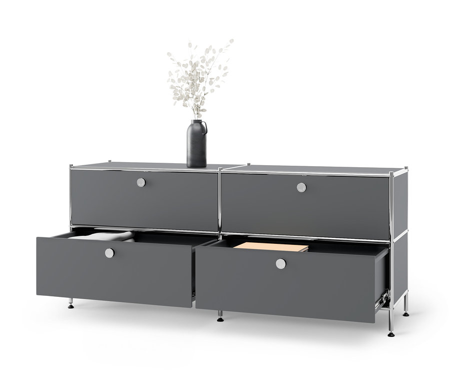 Szara niska szafka metalowa »CN3« z 4 szufladami, dwie otwarte.