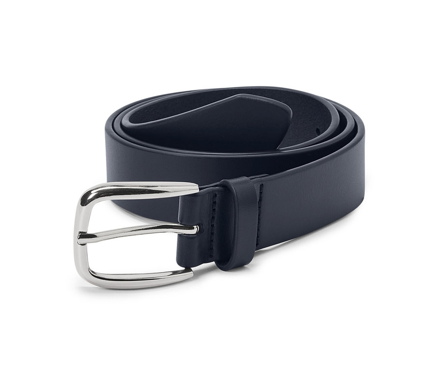 Zwinięty skórzany pasek z błyszczącą srebrną klamrą.