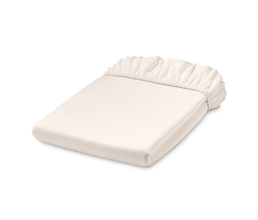 Złożone białe prześcieradło dżersejowe z gumką w standardowym rozmiarze.