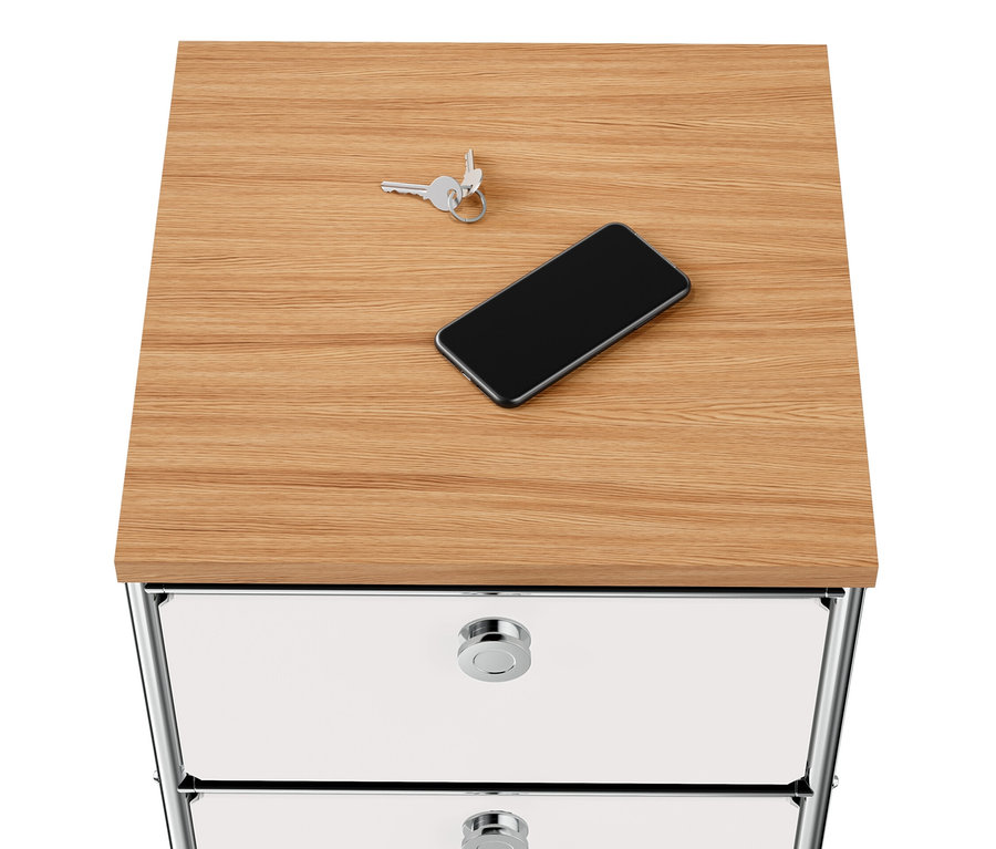 Klucze i telefon komórkowy leżą na wąskiej, białej komodzie metalowej „CN3” z drewnianym blatem i 2 szufladami.