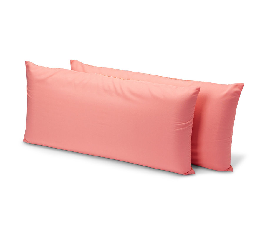 Dwie koralowe poszewki na poduszki z mikrowłókna, ok. 80 x 40 cm.