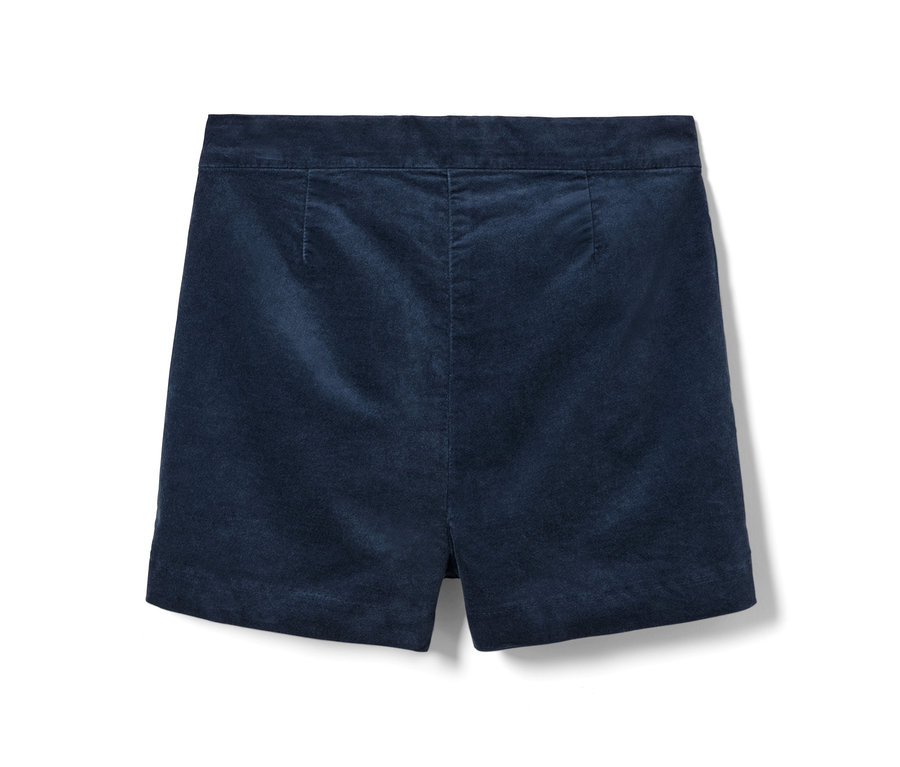 Szczegółowy widok z tyłu aksamitnych szortów.