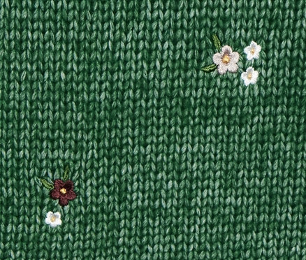 Zielony sweter o grubym splocie z dekoltem w serek i kwiatowymi detalami.