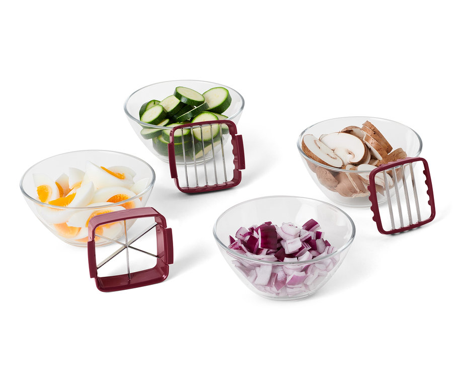 Krajacz Nicer Dicer Quick z pokrojonymi jajkami, cukinią, grzybami i cebulą w miskach.