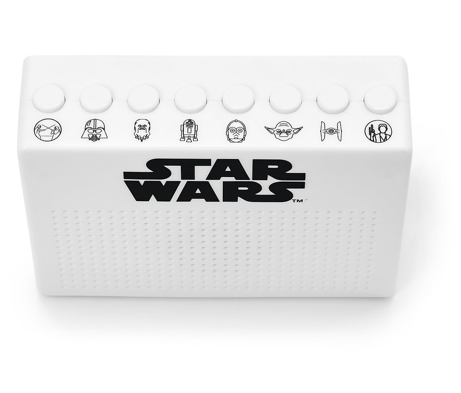 Biały głośnik z motywem Star Wars, z przyciskami sterującymi na górze i logo Star Wars z przodu.