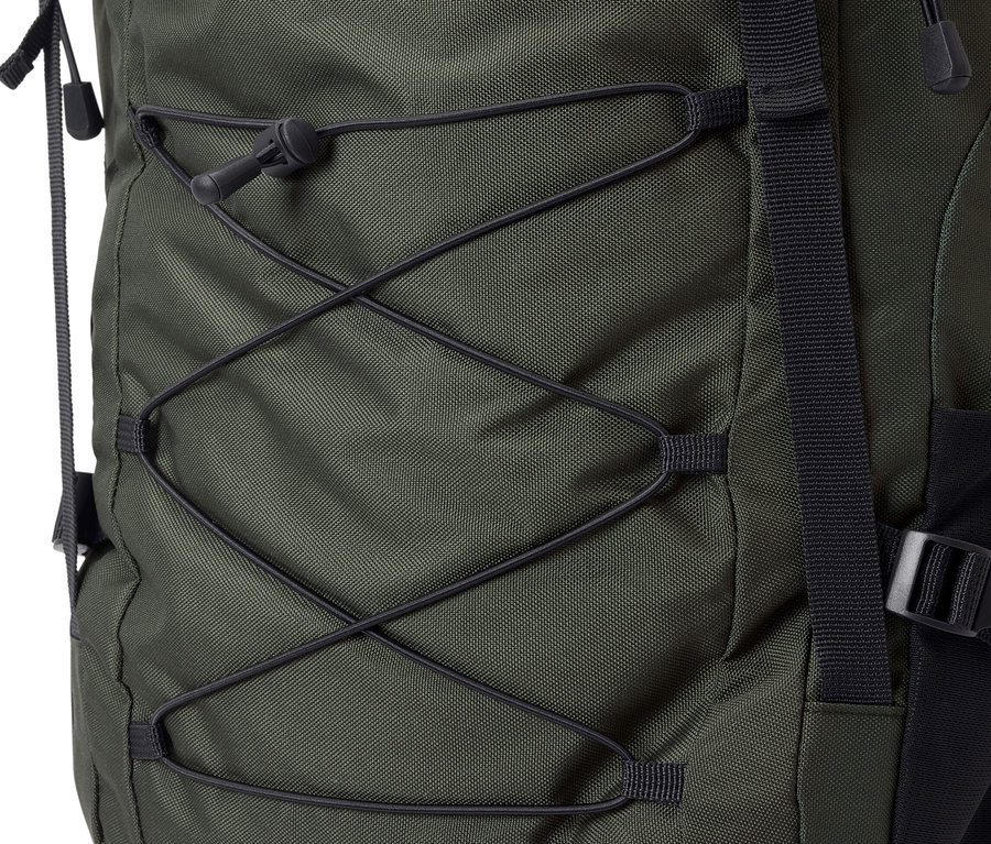 Szczegół zielonego plecaka trekkingowego o pojemności 40 l.