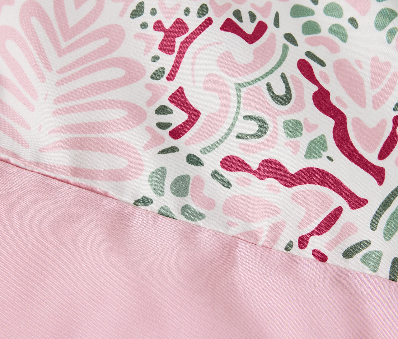 Detal różowej pościeli z mikrowłókna o standardowym rozmiarze.