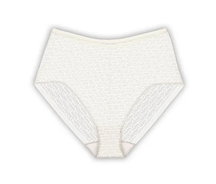 Białe figi Triumph Signature Sheer Maxi EX, Ecru White, leżą na białym tle.