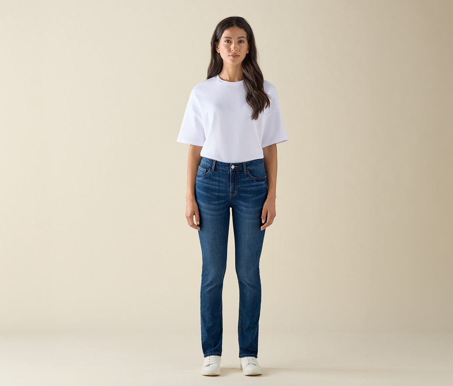 Kobieta pozuje w dżinsach Slim-Jeans – Fit »Emma«, mid blue denim.