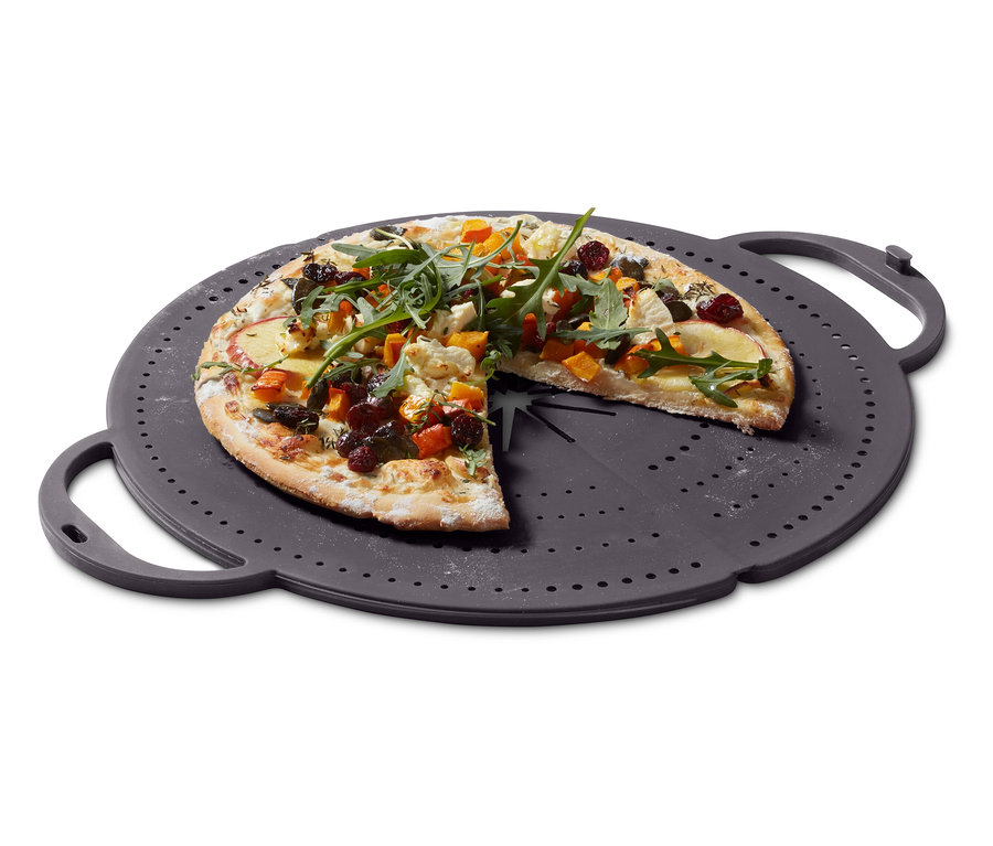 Pizza z warzywami jesiennymi na szarej, perforowanej tacy.