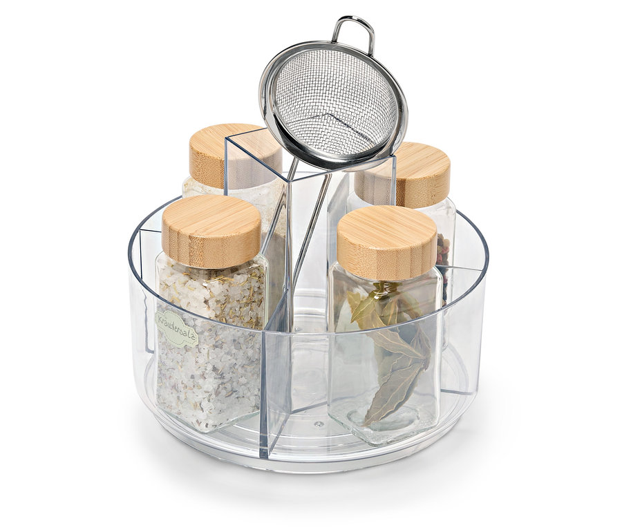 Pięć szklanych słoików z drewnianymi pokrywkami w obrotowym stojaku. Jeden słoik zawiera sól ziołową, na stojaku znajduje się sitko ze stali nierdzewnej.