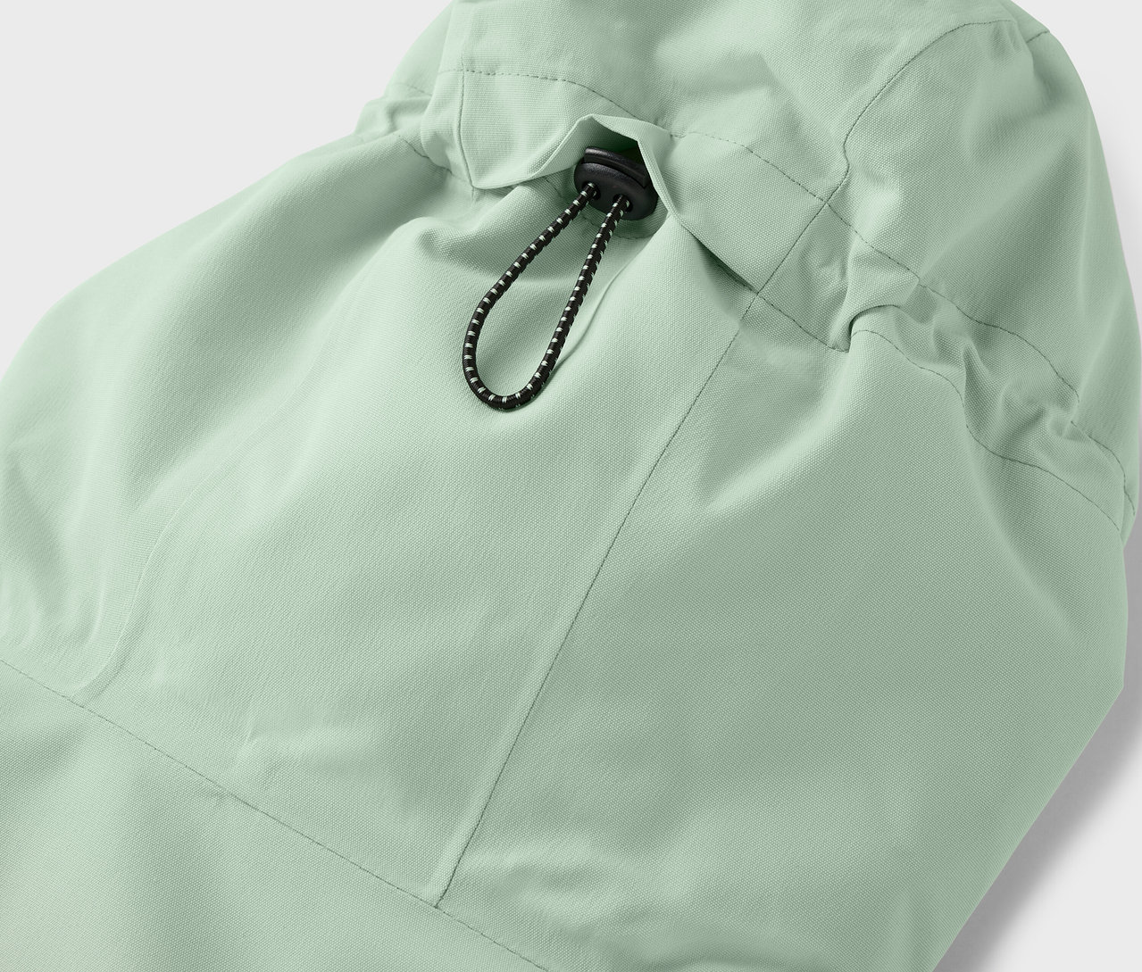 Szczegół kaptura jasnozielonej kurtki ze sznurkiem.