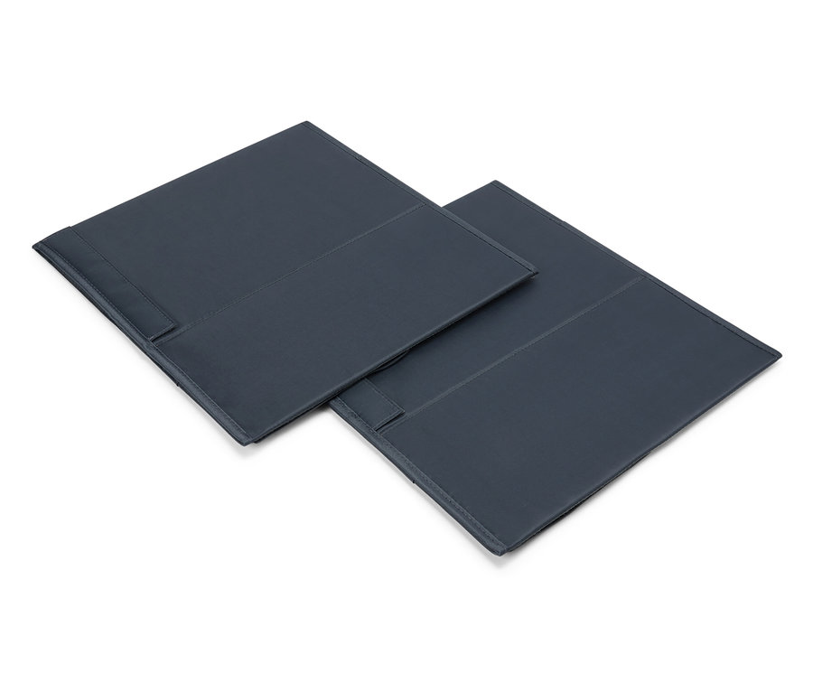 Dwa granatowe etui na dokumenty leżą na białym tle.