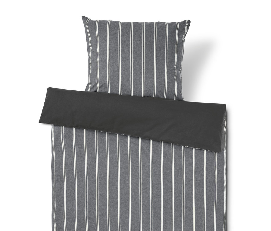 Komplet pościeli w szaro-białe paski.