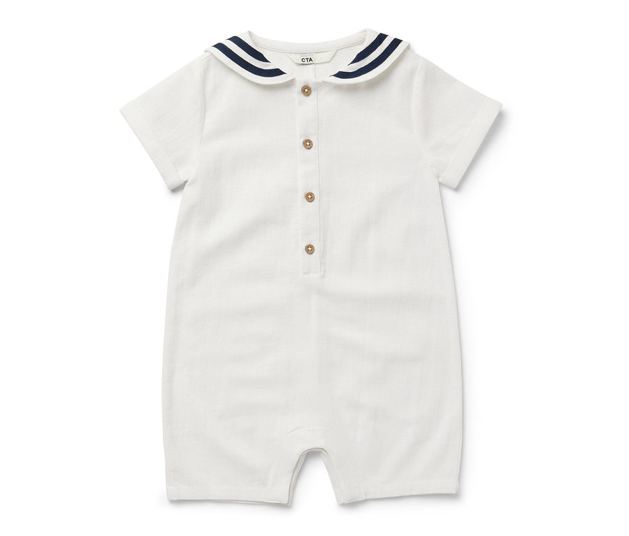 Biały rampers w stylu marynarskim z granatowymi paskami na kołnierzyku.