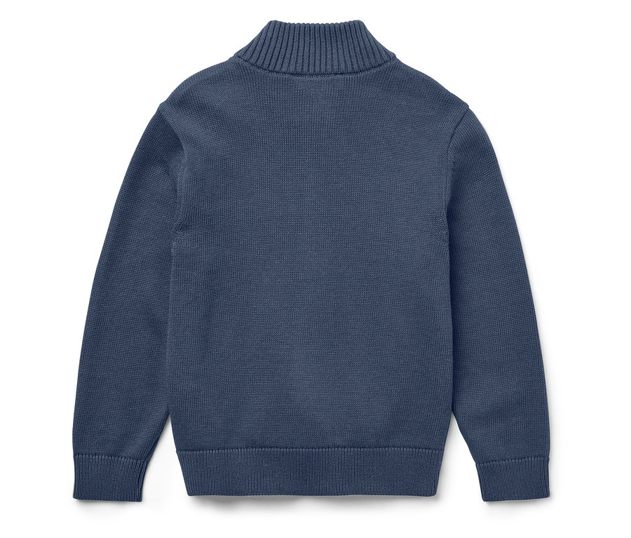 Niebieski sweter z dzianiny ze ściągaczem.