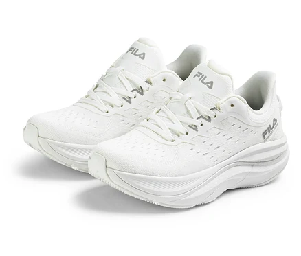 Dwa białe sneakersy damskie FILA Retron stoją obok siebie na białym tle.