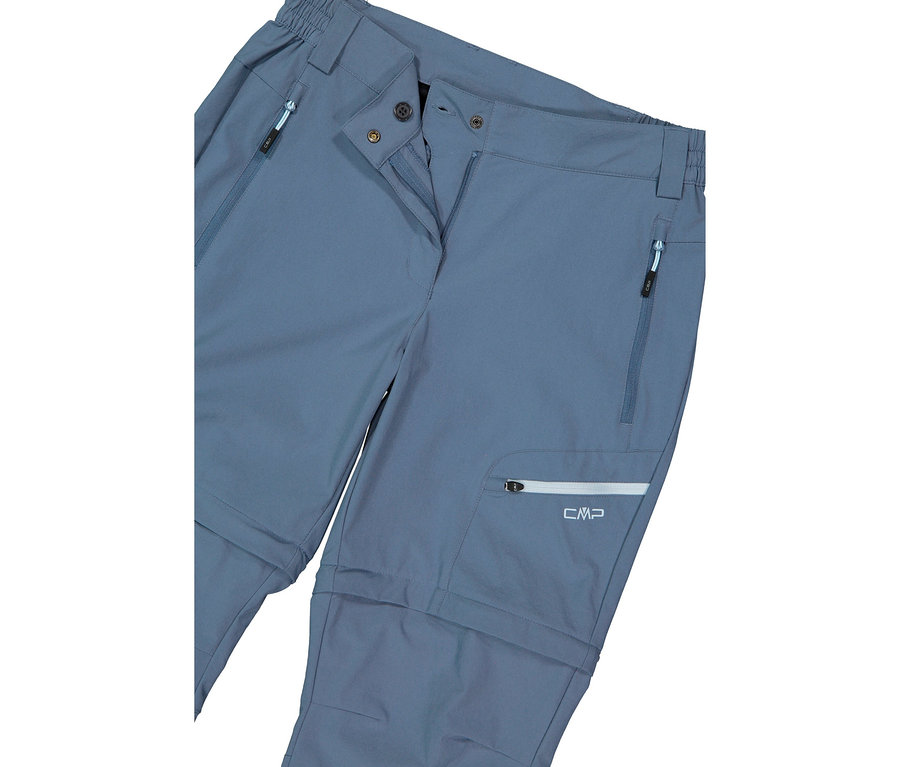 Zbliżenie na niebiesko-szare spodnie CMP z widocznymi zamkami kieszeni i odpinanymi nogawkami.