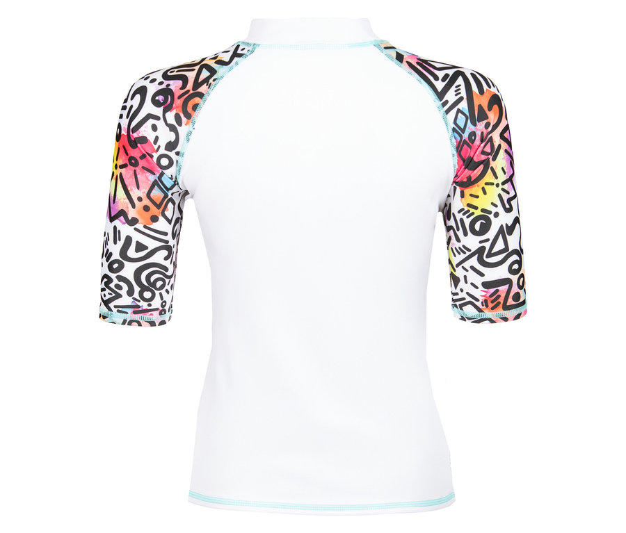 Biały rashguard z rękawami trzy czwarte, ozdobiony wielokolorowym wzorem graffiti na rękawach.