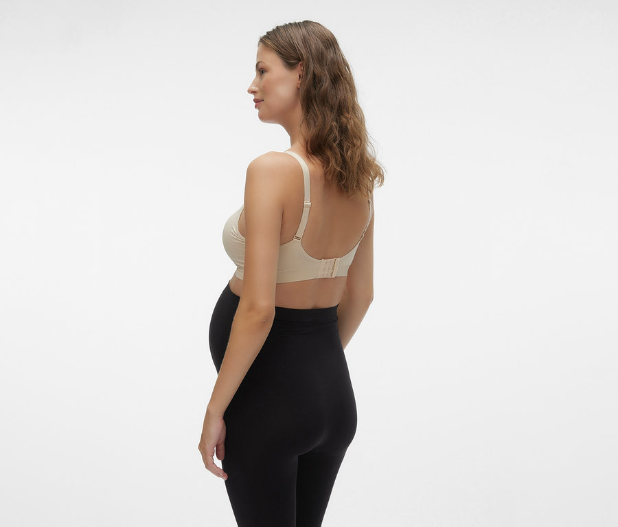 Kobieta w ciąży z profilu w czarnych legginsach i biustonoszu do karmienia MAMALICIOUS MLILJA FEED ME BRA 2-P NOOS.