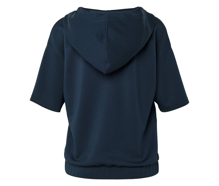 Widok z tyłu granatowej bluzy z kapturem, krótkimi rękawami i elastycznym dołem.