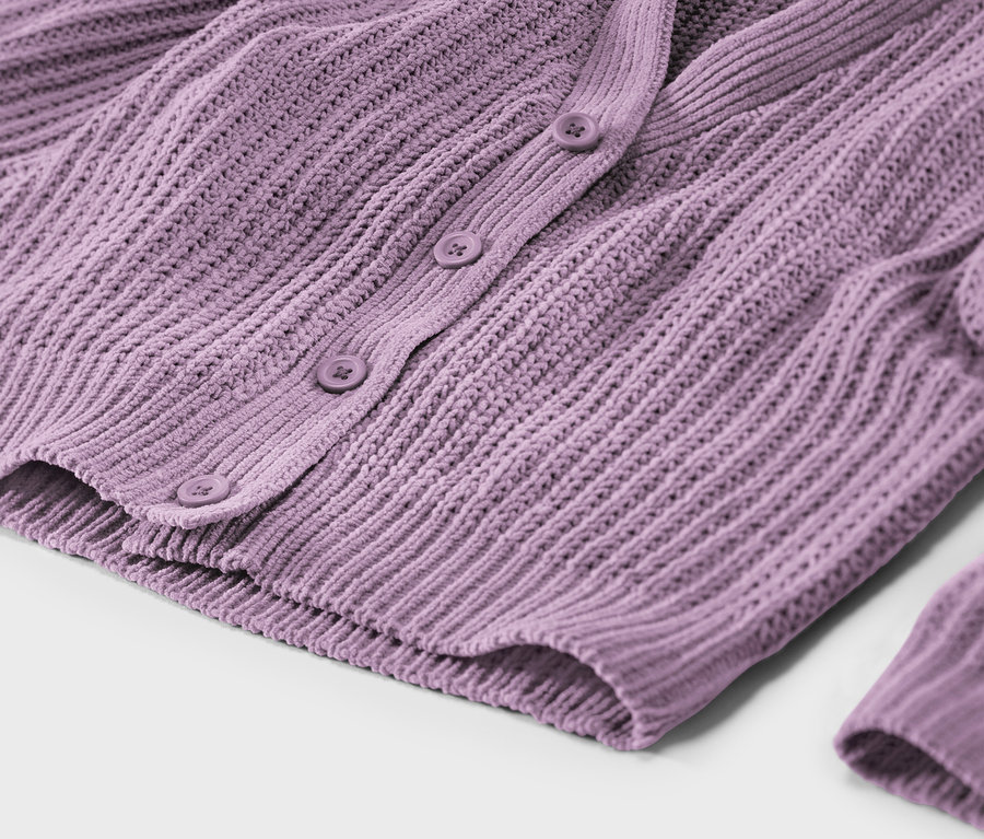 Zbliżenie na fioletowy rozpinany sweter z guzikami.