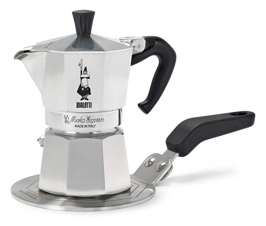 Srebrny ekspres do kawy Bialetti Moka Express stoi na srebrnej płycie kuchennej na białym tle.