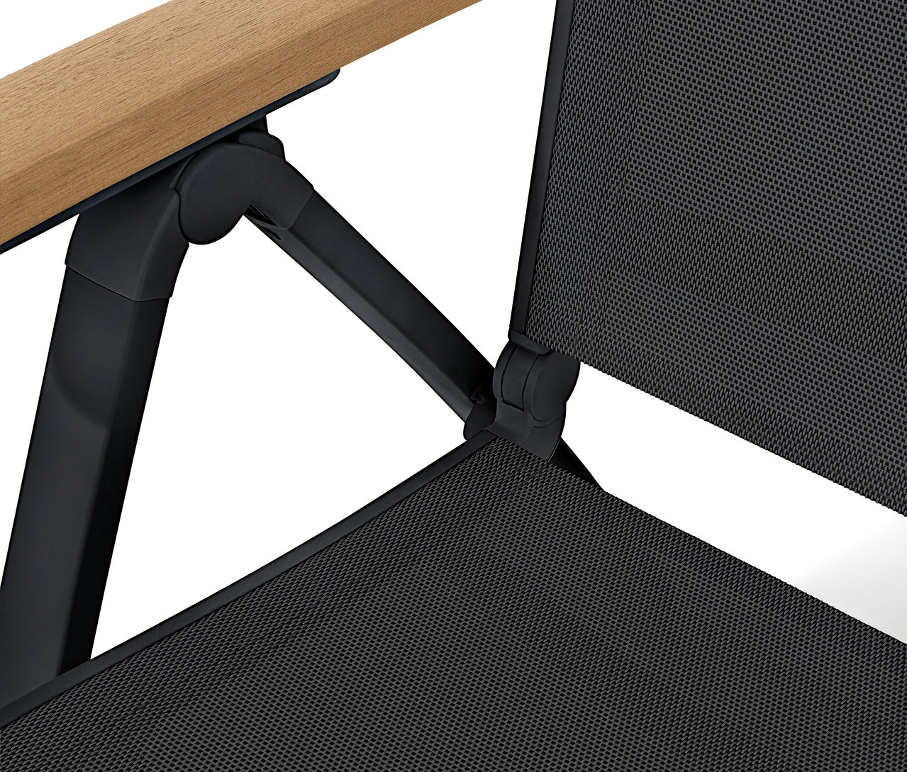 Szczegółowy widok krzesła z czarną siatką i jasnymi drewnianymi podłokietnikami.