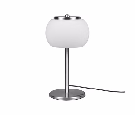 Lampa stołowa LED Trio „Madison” z białym, kulistym szklanym kloszem oraz szczotkowaną srebrną metalową podstawą. Widoczny jest czarny kabel.