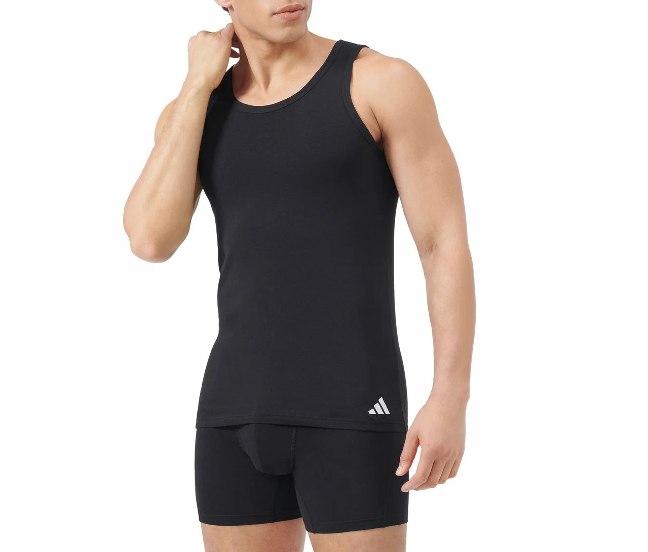 Mężczyzna w czarnym podkoszulku z białym logo Adidas i czarnych bokserkach, dotykający szyi, na białym tle.
