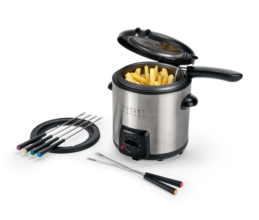 Miniaturowa frytkownica i zestaw do fondue z frytkami i widelcami.