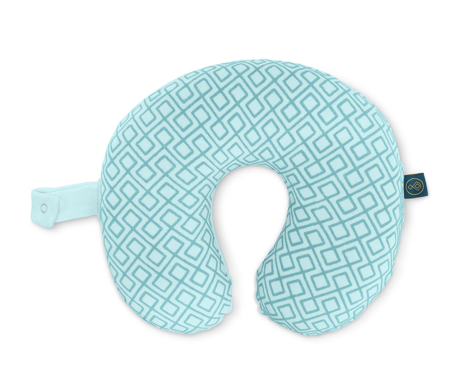 Poduszka na kręgi szyjne z geometrycznym wzorem.