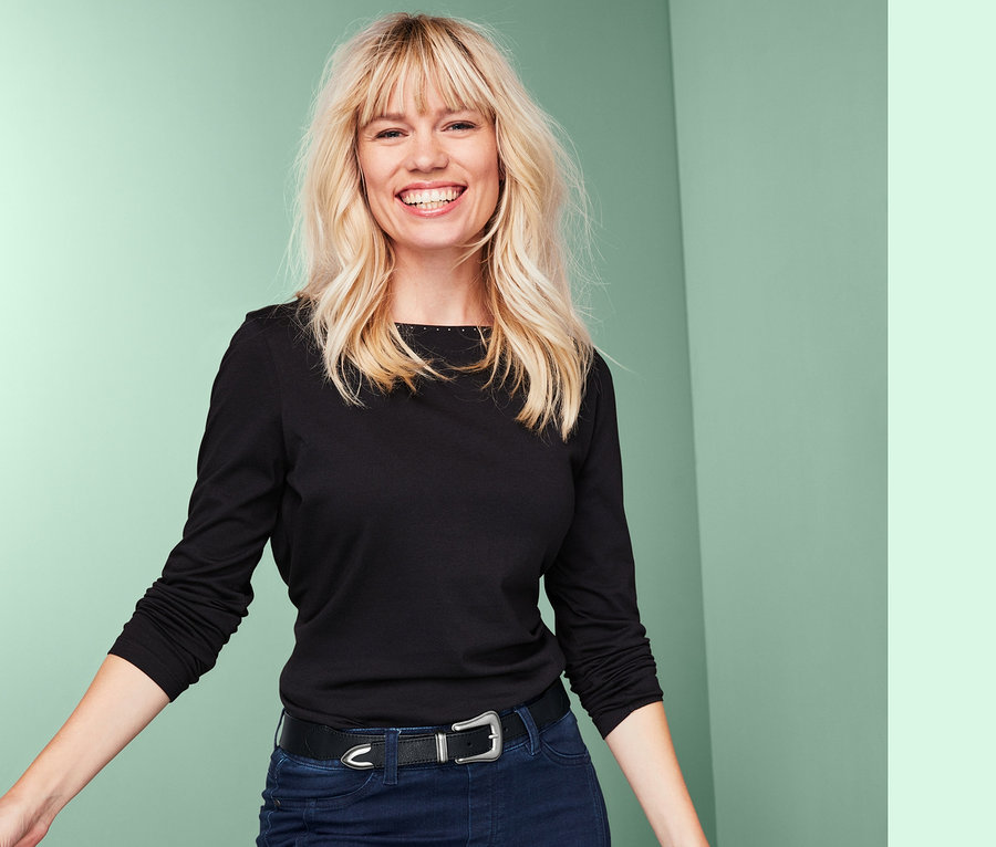 Kobieta nosi czarny pasek skórzany ze srebrną klamrą.