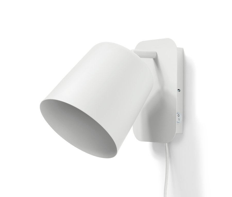 Biała lampa ścienna z metalu.