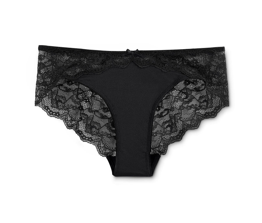 Na białym tle leżą czarne figi brazylijskie (2 pary) z koronką.