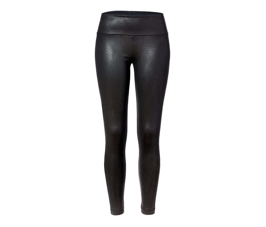 Czarne damskie legginsy stylizowane na skórę.