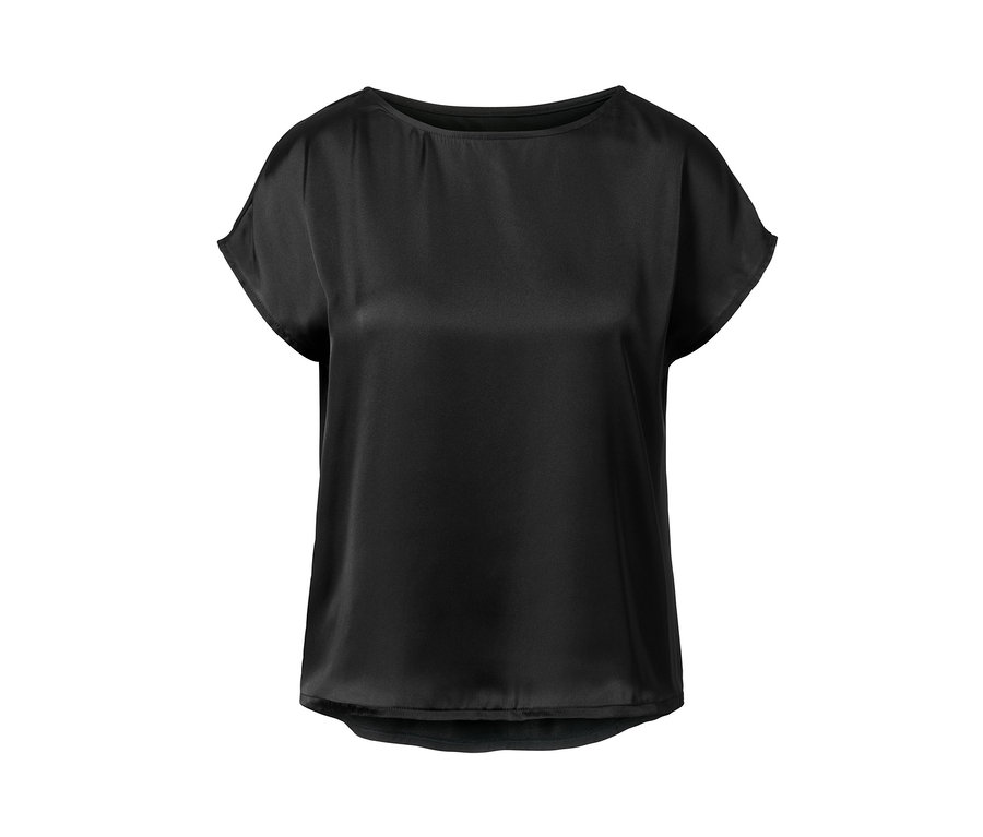 Czarna bluzka z satynowym przodem.