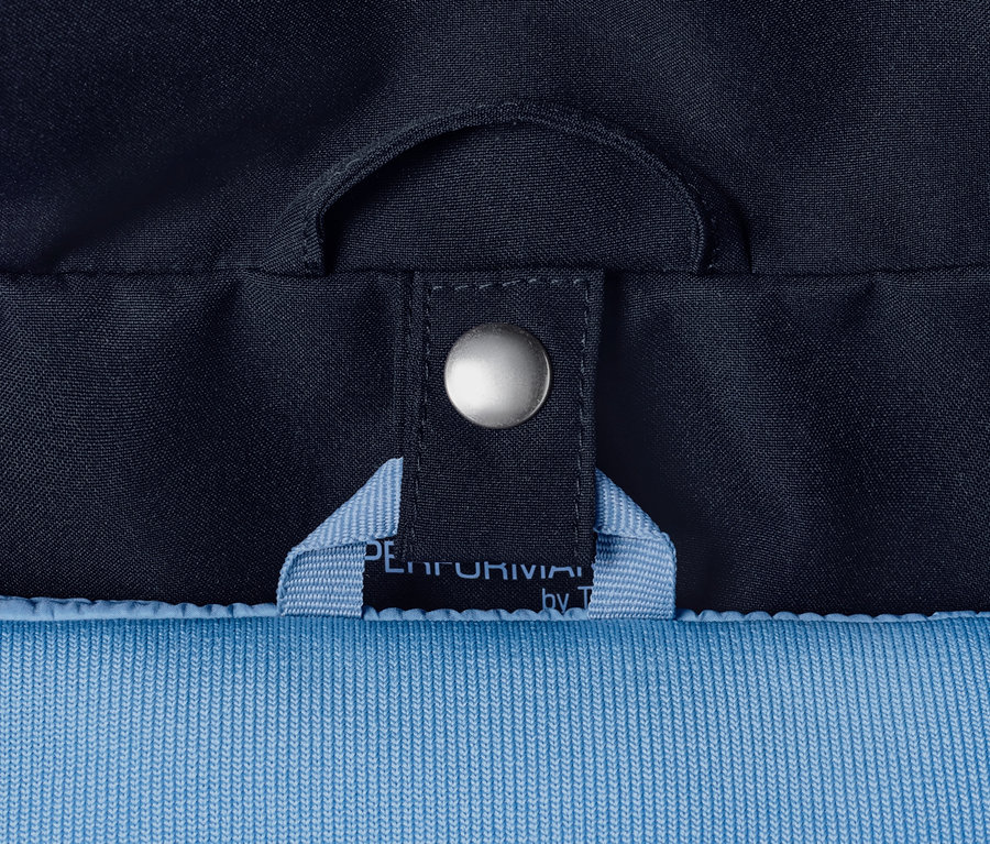 Zbliżenie na niebieski płaszcz trekkingowy 3 w 1.