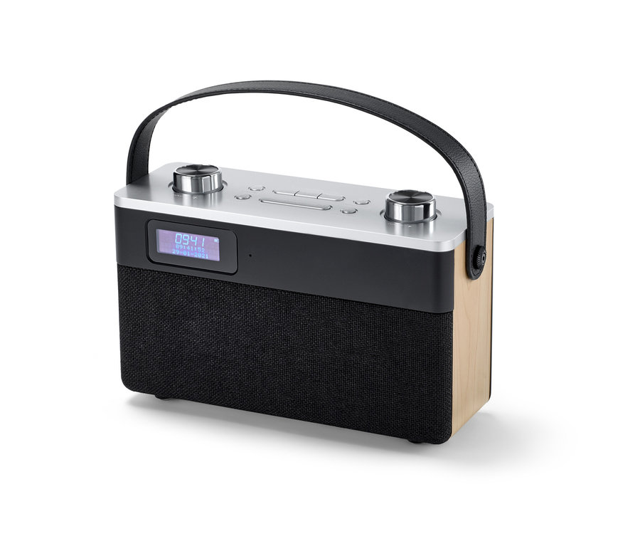 Widok z przodu radia cyfrowego Bluetooth® DAB+/FM ze srebrnym blatem, czarnym materiałowym przodem i drewnianymi bokami.