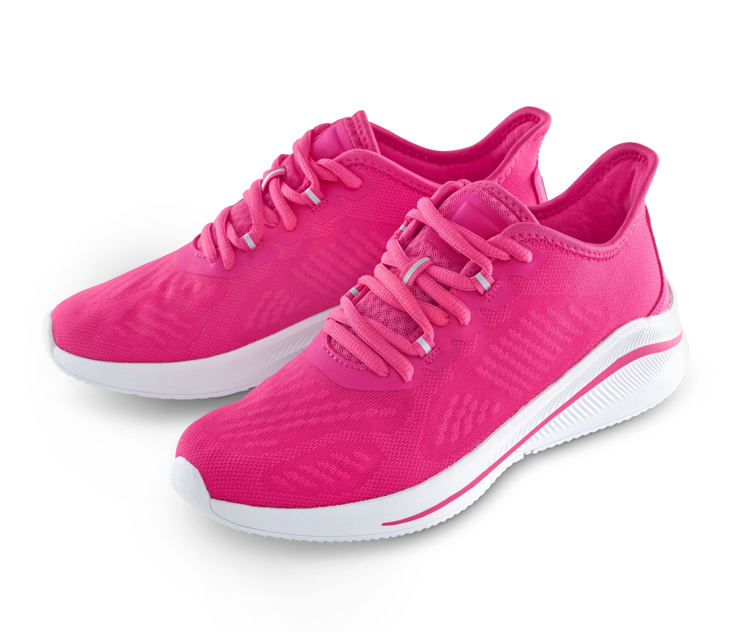 Dwa różowe buty typu sneakers na białym tle.